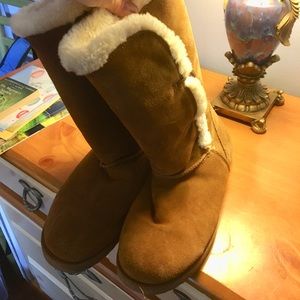 Ugg style boots